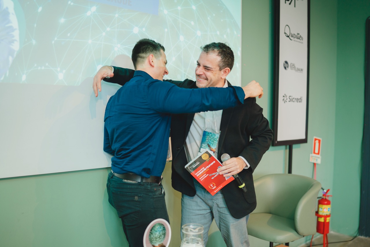 Livro Observação Anatômica - Daniel Bohn presenteia Prof. Dr. Thiago Gonzalez